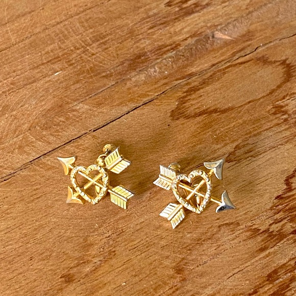 Textured heart with 2 arrows screw back earrings - Picture 4 of 7